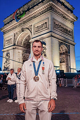 Paulin Riva a reçu la légion d'honneur lors d'une cérémonie à l'Arc de Triomphe à Paris