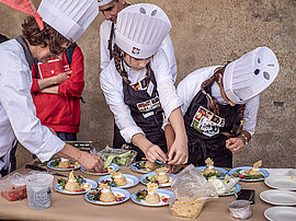 Le temps du dressage des plats pour les 16 collégiens du concours GastroMômes - Agrandir l'image (fenêtre modale)