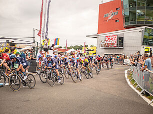 L'arrivée des coureurs du Tour de France sur le circuit de Nogaro en 2023 - Agrandir l'image (fenêtre modale)