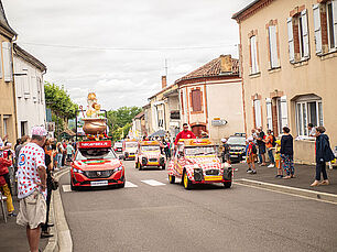 La caravane publicitaire du Tour de France - Agrandir l'image (fenêtre modale)